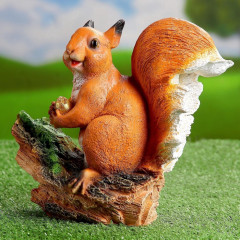 Садовая фигура из полистоуна «Белочка с орешком на пне» - Фото 4