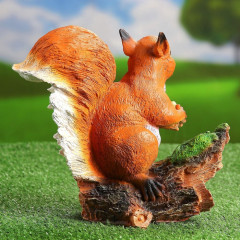 Садовая фигура из полистоуна «Белочка с орешком на пне» - Фото 5