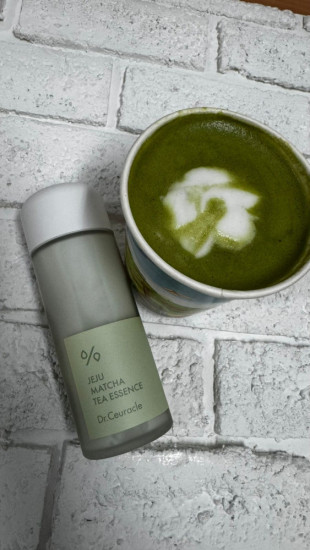 Увлажняющая эссенция с гидролатом зеленого чая и экстрактом матча «Jeju Matcha Tea Essence»
