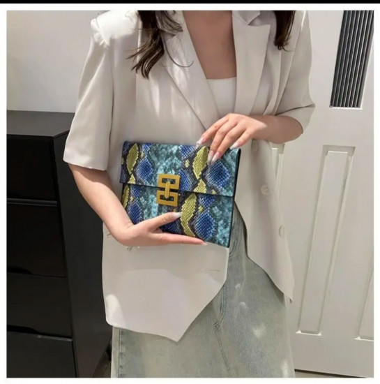 Клатч-конверт с принтом под питона