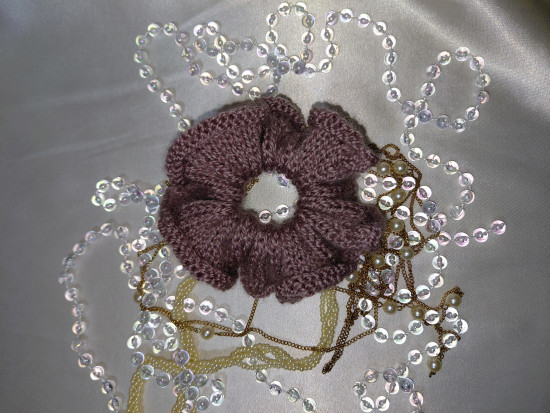 Резинка для волос вязаная