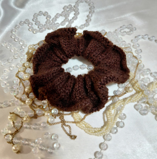 Резинка для волос вязаная