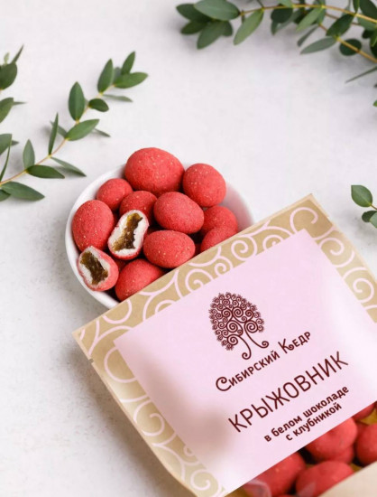 Крыжовник в белом шоколаде с клубникой
