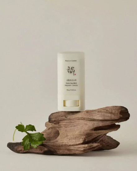Матирующий солнцезащитный стик для лица SPF50+ PA++++ «Matte Sun Stick Mugwort+Camelia»