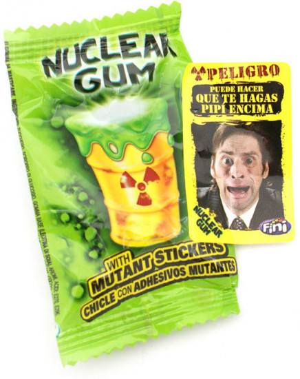 Жевательная резинка с клубничной начинкой Nuclear Gum