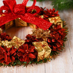 Венок новогодний «Бант, шишки и подарки» - Фото 1