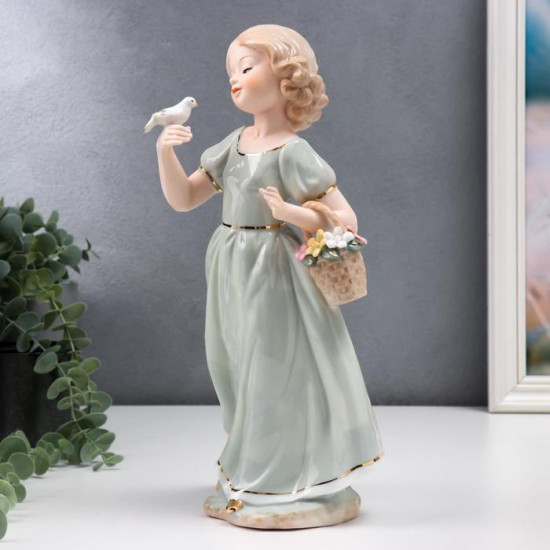 Сувенир «Девочка в зелёном платье с голубем на руке, с корзиной цветов»