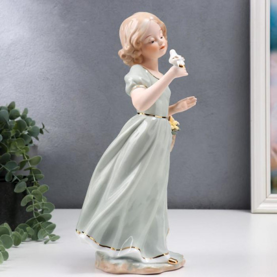 Сувенир «Девочка в зелёном платье с голубем на руке, с корзиной цветов»
