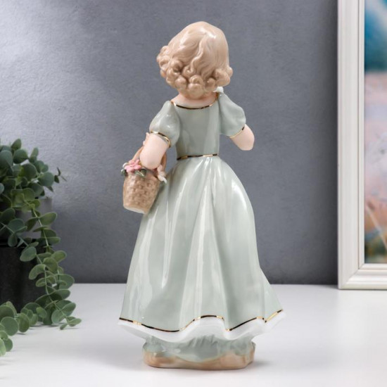 Сувенир «Девочка в зелёном платье с голубем на руке, с корзиной цветов»