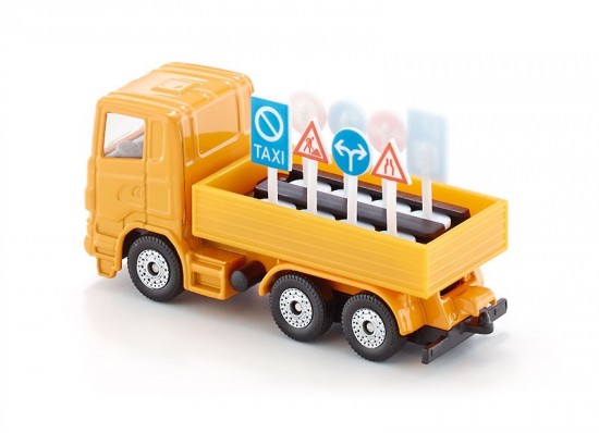 Грузовик с дорожными знаками