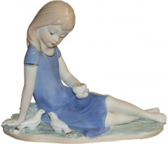 Статуэтка «Девочка кормящая голубей» - Фото 1