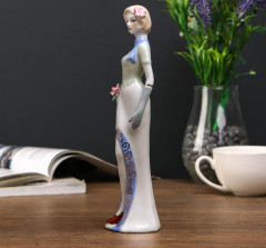 Сувенир «Девушка с розой» - Фото 1