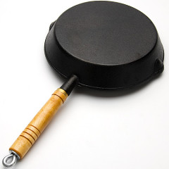 Сковорода чугунная с деревянной ручкой - Фото 1