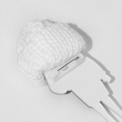 Брошь «Девочка в свитшоте» - Фото 2