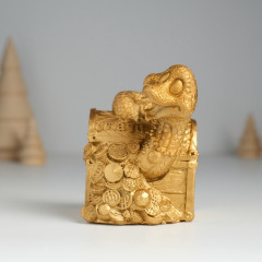 Копилка полистоун Змея удачи с сундуком - Фото 1