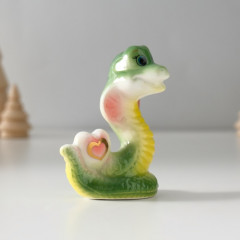 Фигурка сувенирная «Зелёная кобра с сердечком» - Фото 1