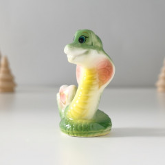 Фигурка сувенирная «Зелёная кобра с сердечком» - Фото 2