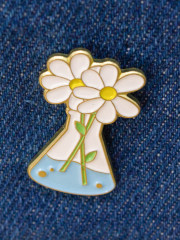 Значок «Chamomiles in a flask» - Фото 1