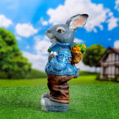 Фигура садовая «Зайка с морковкой и рюкзаком» - Фото 1