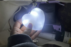 Брелок-подсветка для сумок в форме сердца - Фото 6