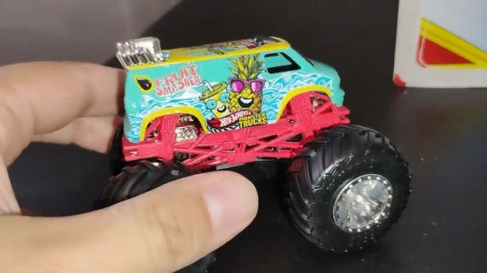 Машинка «Monster Trucks Fruit Smasher 2025»