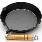 Сковорода чугунная с деревянной ручкой