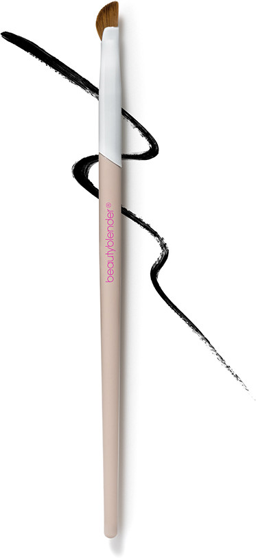 Кисть cкошенная макияжа глаз «Wing Man Curved Eyeliner Brush» | Beautyblender