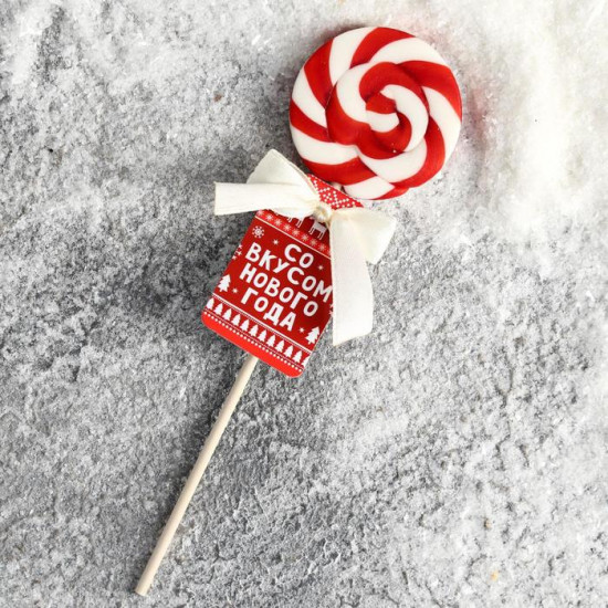 Леденец на палочке со вкусом клубники «Со вкусом Нового года»