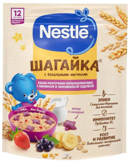 Каша молочная с бананом, земляникой садовой и пшеничными фигурками с черной смородиной