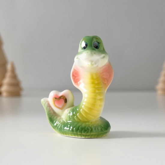 Фигурка сувенирная «Зелёная кобра с сердечком»