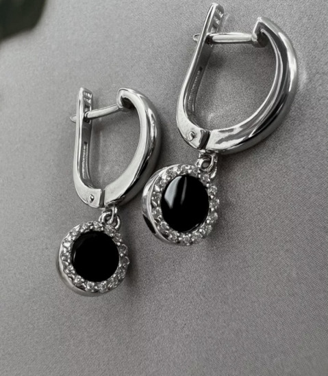 Серьги из серебра с цирконием и ониксом
