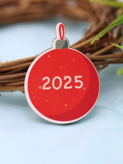 Значок ECO из дерева «Новогодний шарик 2025»