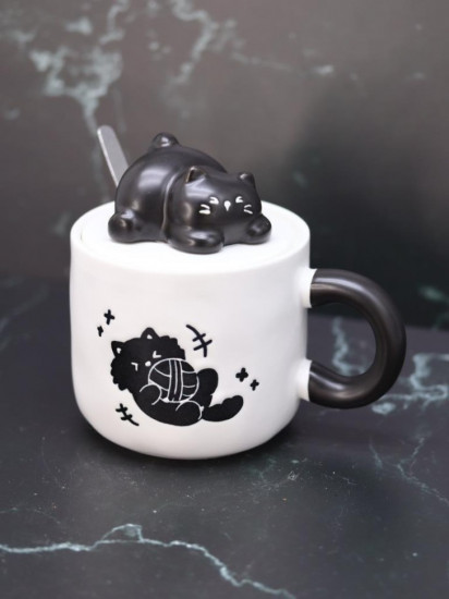 Кружка с крышкой и ложкой «Playful cat on the back»