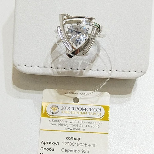 Кольцо из серебра с фианитом