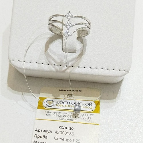 Кольцо из серебра с фианитом