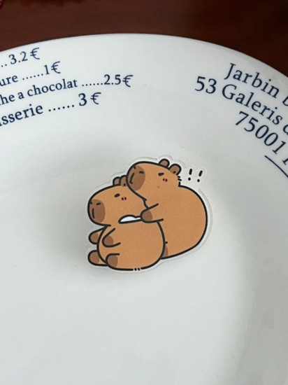 Значок «Capibra hug»