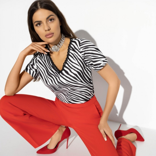 Футболка женская Любовь рядом (стильная)