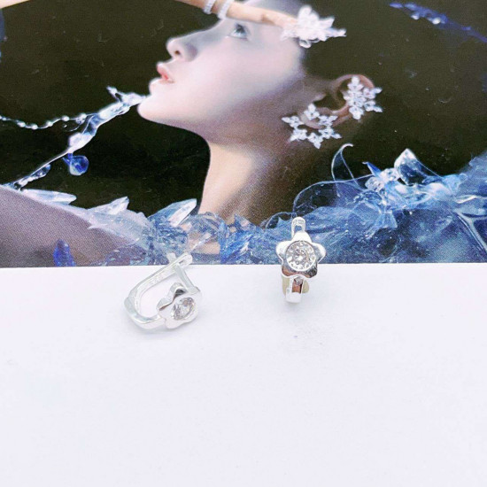 Серьги из серебра с фианитом