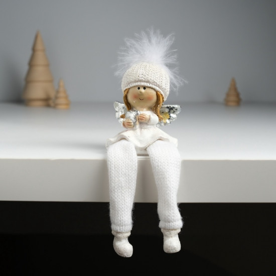 Фигурка «Ангелочек в белом наряде, в шапке с пухом сидит»
