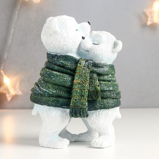Фигурка «Белые мишки обмотанные вязаным шарфом»