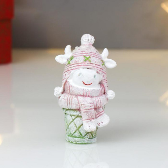 Фигурка «Бычок в вязаной шапке»