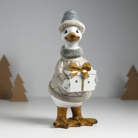 Фигурка «Гусь в бежевом свитере, с подарком»