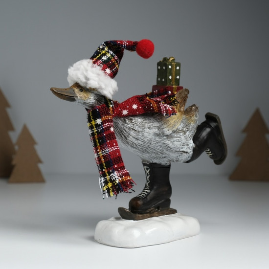 Фигурка «Гусь в колпаке, вязаном шарфе, на мини-лыжах, с подарками»