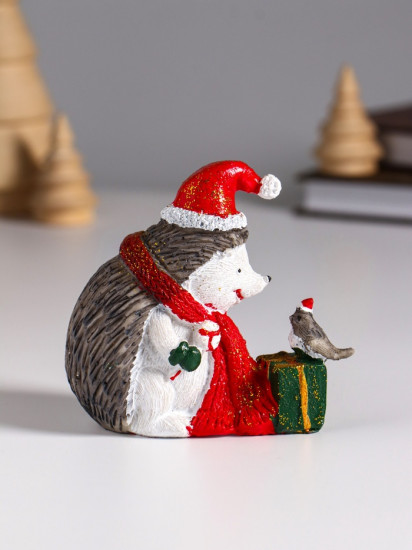 Фигурка «Ёжик в красном колпак и шарфе, с подарком и птичкой»