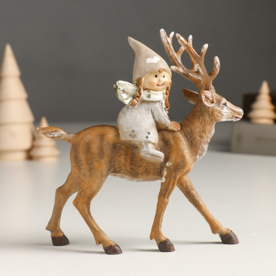Фигурка «Малышка-ангел в сером наряде, верхом на олене»