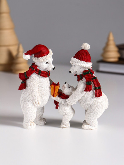 Фигурка «Семья белых медведей в вязаных шарфах и шапках»
