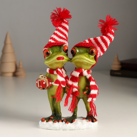 Фигурка «Две лягухи в шапочках и шарфиках с подарком»