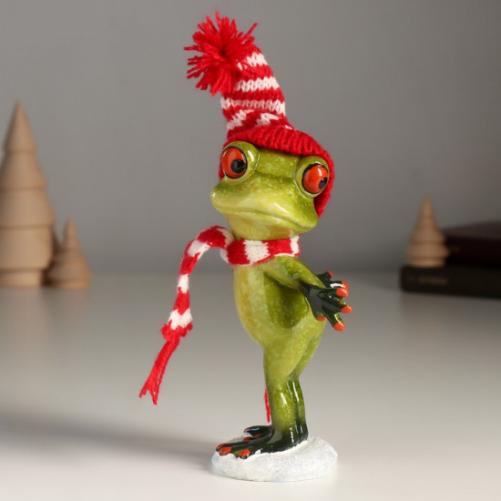 Фигурка «Лягуха в шапочке и шарфике готовится упасть в снег»