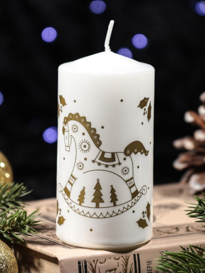 Свеча-цилиндр с накаткой «Лошадка-качалка»