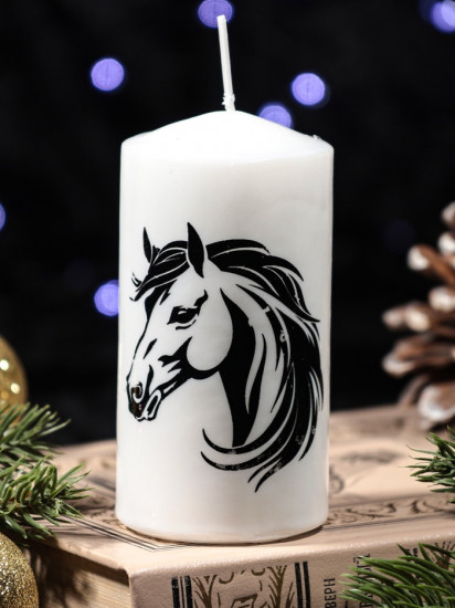 Свеча-цилиндр с накаткой «Лошадь в профиль»